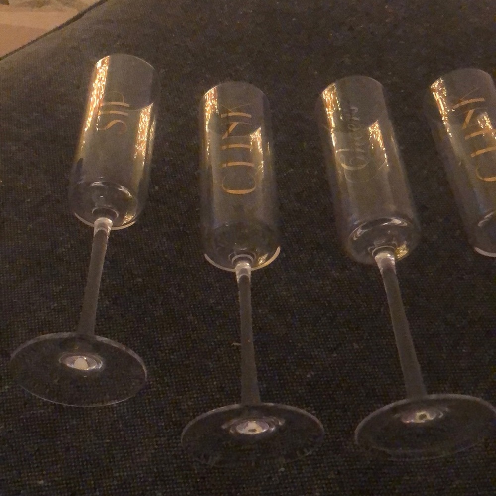Set of 6 statement champagne glasses. (NWT)